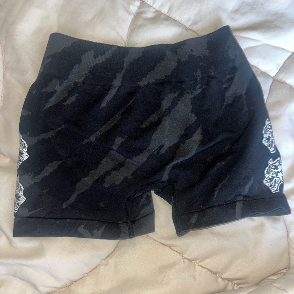 darc sport she our loyalty Katya seamless shorts in black native camo size small